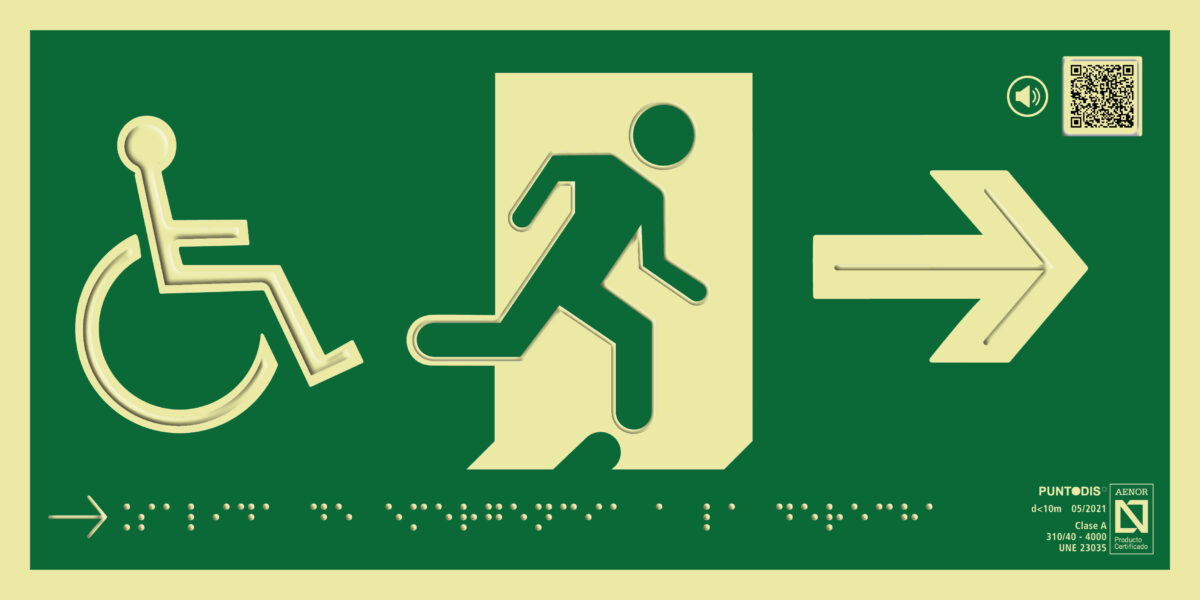 Placa fotoluminiscente Salida de emergencia a la derecha con silla de ruedas con QR, braille y altorrelieve