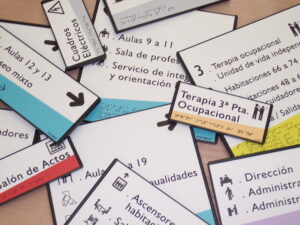 Pictogramas con relieve y braille