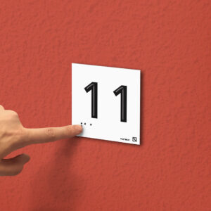 Ejemplo de colocación en pared de la placa