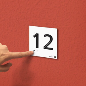 Ejemplo de colocación en pared de la placa