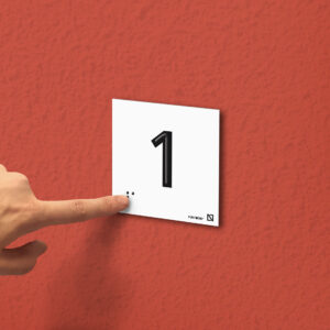 Ejemplo de colocación en pared de la placa del número 1