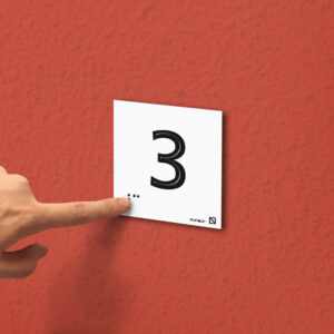 Ejemplo de colocación en pared de la placa del número 3