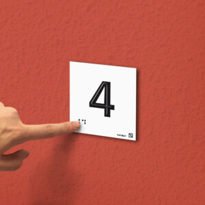 Ejemplo de colocación en pared de la placa del número 4