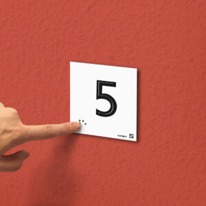 Ejemplo de colocación en pared de la placa del número 5