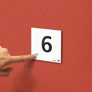 Ejemplo de colocación en pared de la placa del número 6