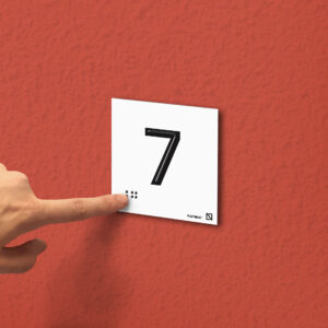 Ejemplo de colocación en pared de la placa del número 7