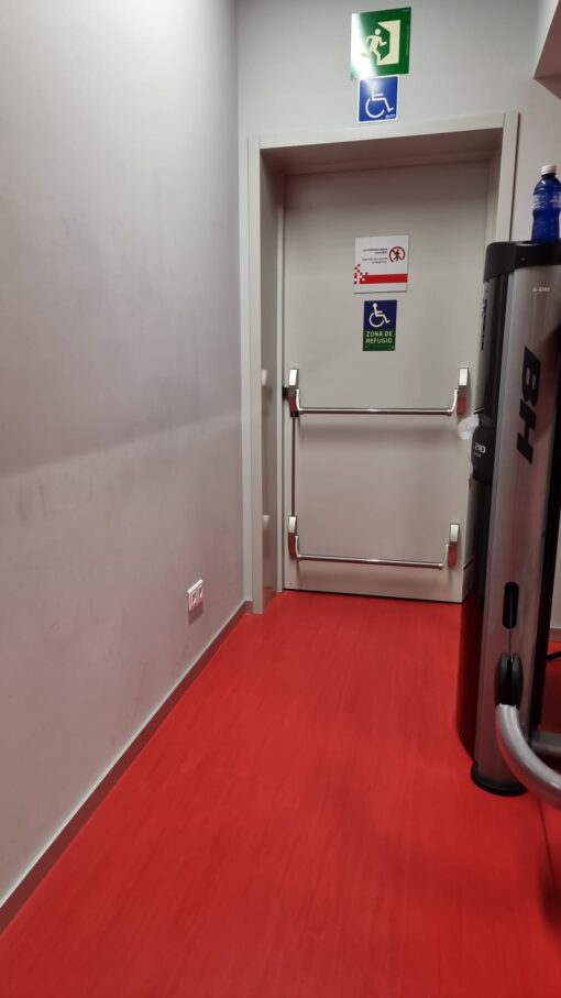 Señal fotoluminiscente sobre puerta "Zona de refugio "