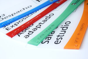 Detalle de carteles accesibles en metacrilato