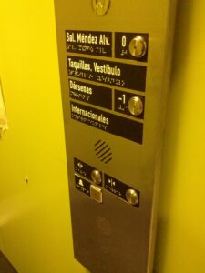 Señalización braille en ascensor