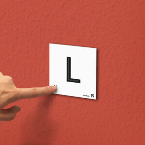 Ejemplo de colocación en pared de la placa