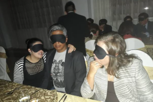asistentes-a-la-cena-a-ciegas