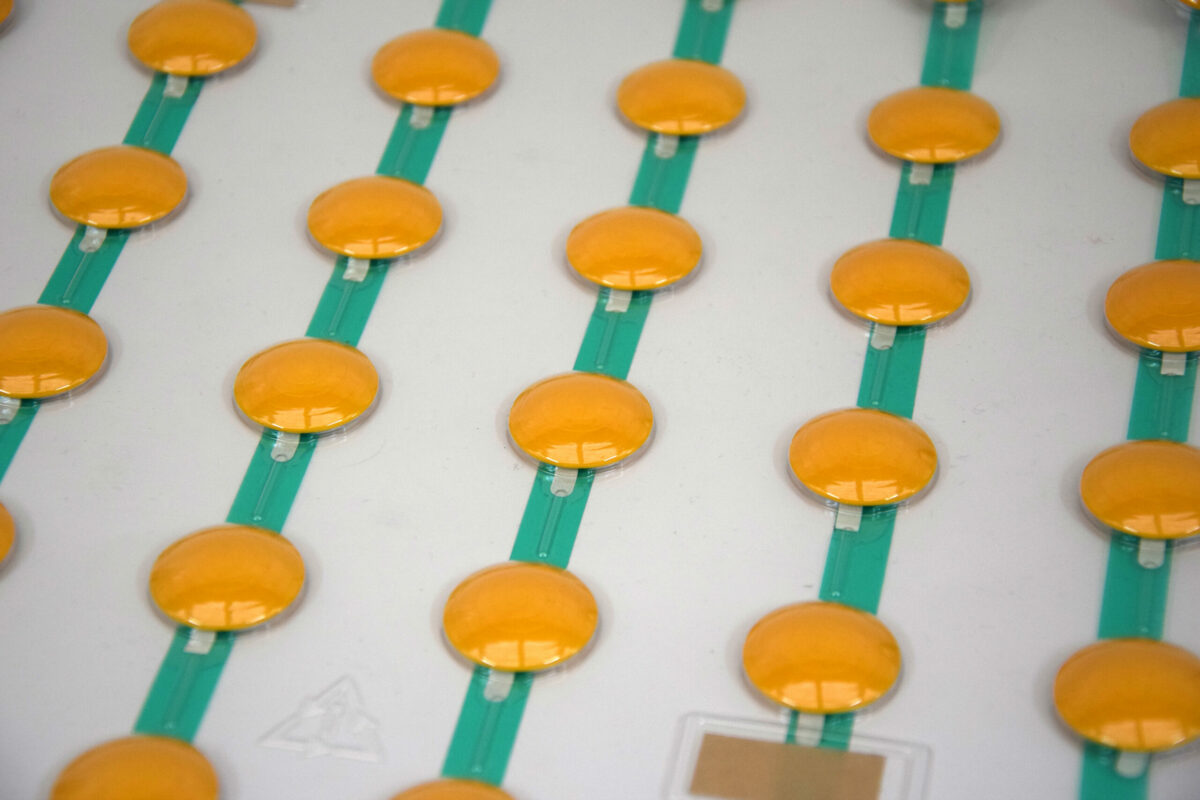 botones amarillos para composición de cruces y avisos