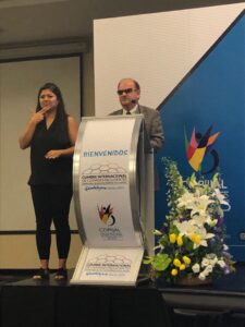 JJ haciendo su presentación en la cumbre