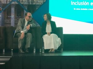 JJ comentando la intervención con Tatiana, directora de PREDIF