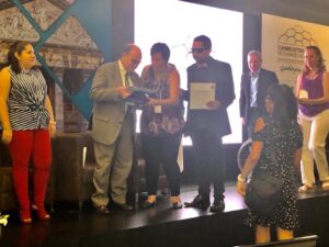 JJ recibe diploma por su intervención en la cumbre