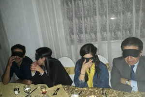 Los comensales se tapan los ojos para percibir la cena como lo hacen los ciegos.