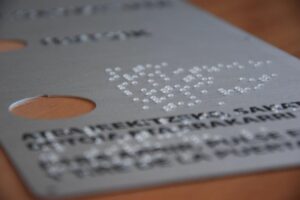 Placa con braille