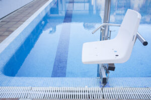 silla adaptada de piscina
