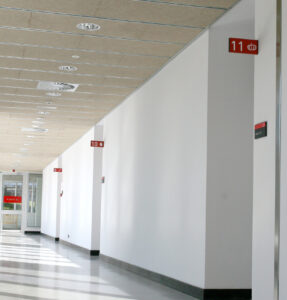 pasillo con paredes blancas y señales rojas