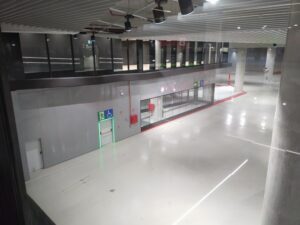 Señal fotoluminiscente que indica itinerario accesible de emergencia