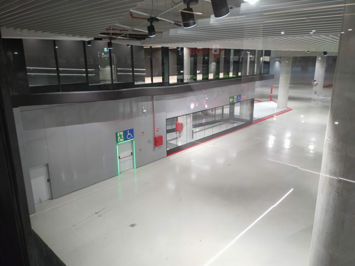 Señal fotoluminiscente que indica itinerario accesible de emergencia