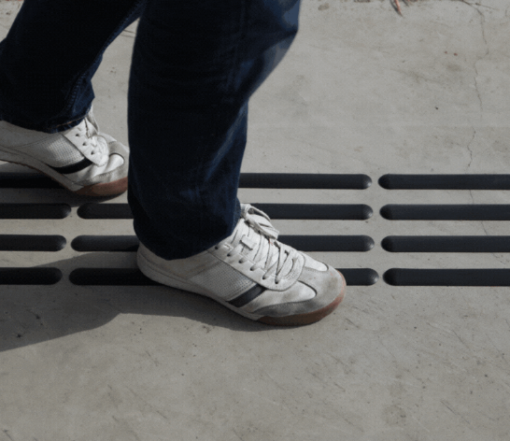 Pavimento táctil. Guías adhesivas para encaminamiento y avisos