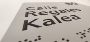 placa nombre calle braille
