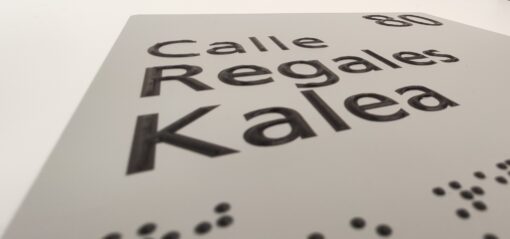 placa nombre calle braille