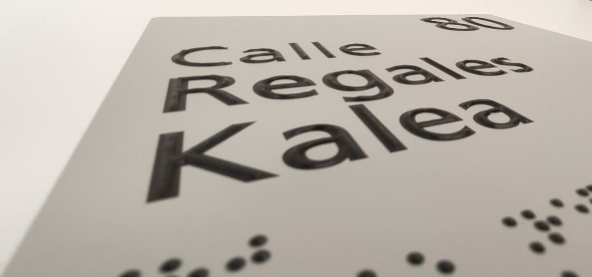 placa nombre calle braille