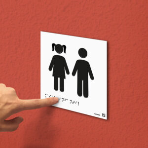 Ejemplo de colocación de la placa de aseo infantil mixto en una pared