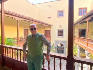 JJ en el patio del museo