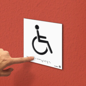 Ejemplo de colocación de la placa Simbolo InternacionaL de Accesibilidad (SIA)