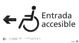 Placa Entrada accesible izquierda en braille y altorrelieve