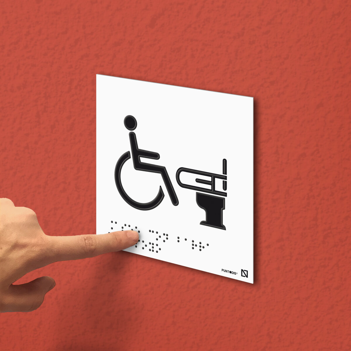 Ejemplo de colocación de placa de aluminio de Aseo con barra de transición de apoyo en una pared