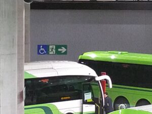 Señal gran formato fotoluminiscente que indica ruta accesible de emergencia