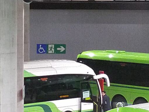 Señal gran formato fotoluminiscente que indica ruta accesible de emergencia