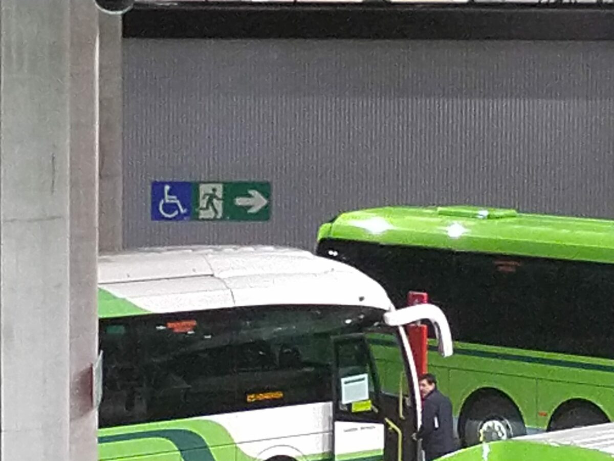 Señal gran formato fotoluminiscente que indica ruta accesible de emergencia