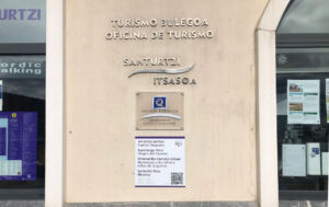 Foto de una Placa de Puntodis en la oficina de Turismo de Santurce