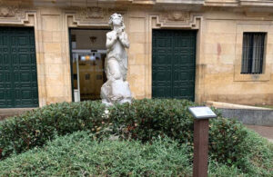 Foto de un atril al lado de una estatua en Santurtzi