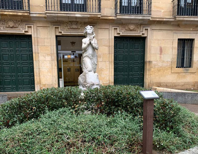 Foto de un atril al lado de una estatua en Santurtzi