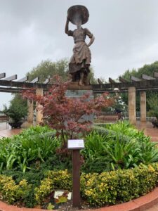 foto estatua Sardinera con atril