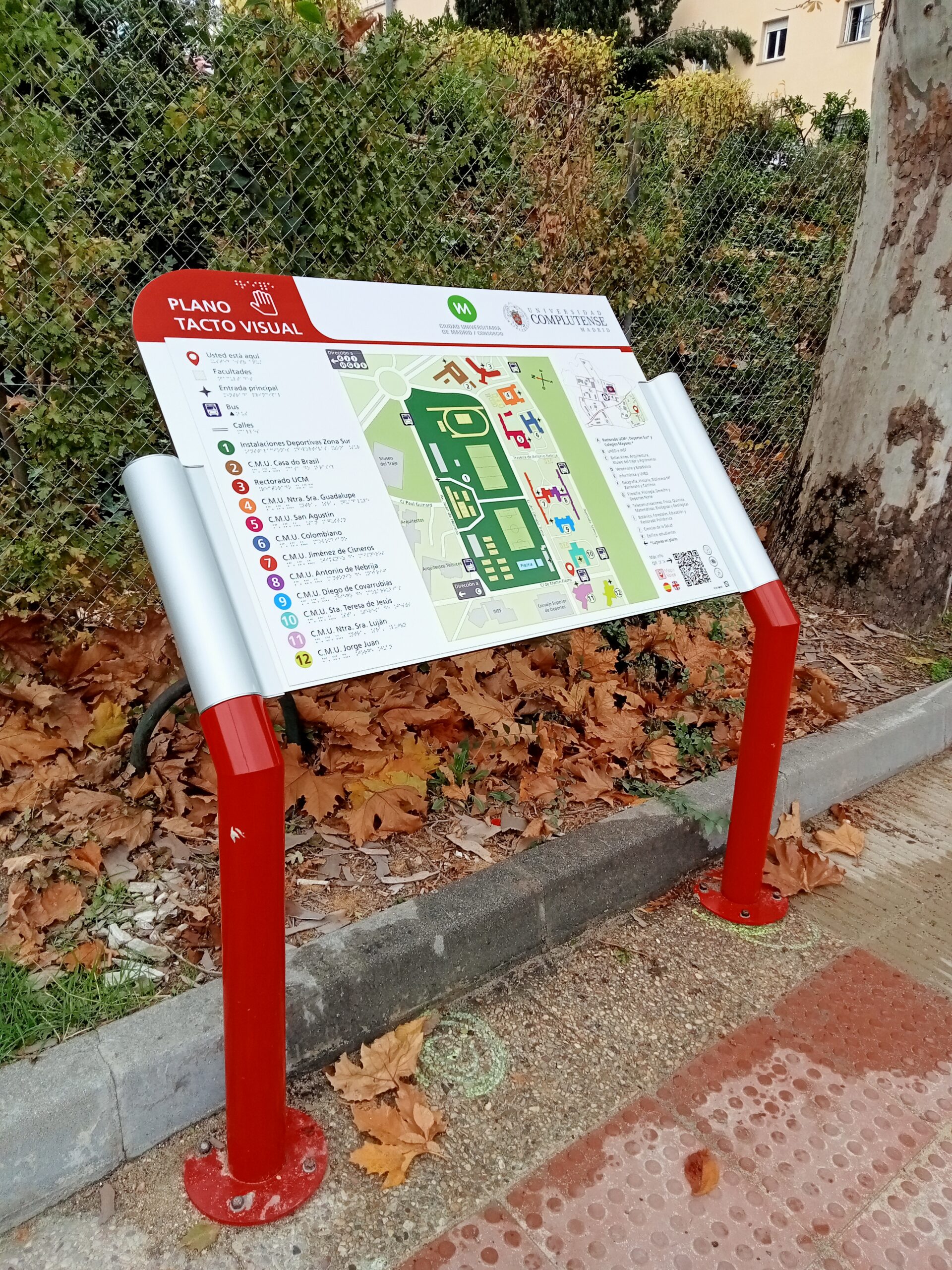 Foto de un atril con un plano haptico de la universidad complutense de madrid