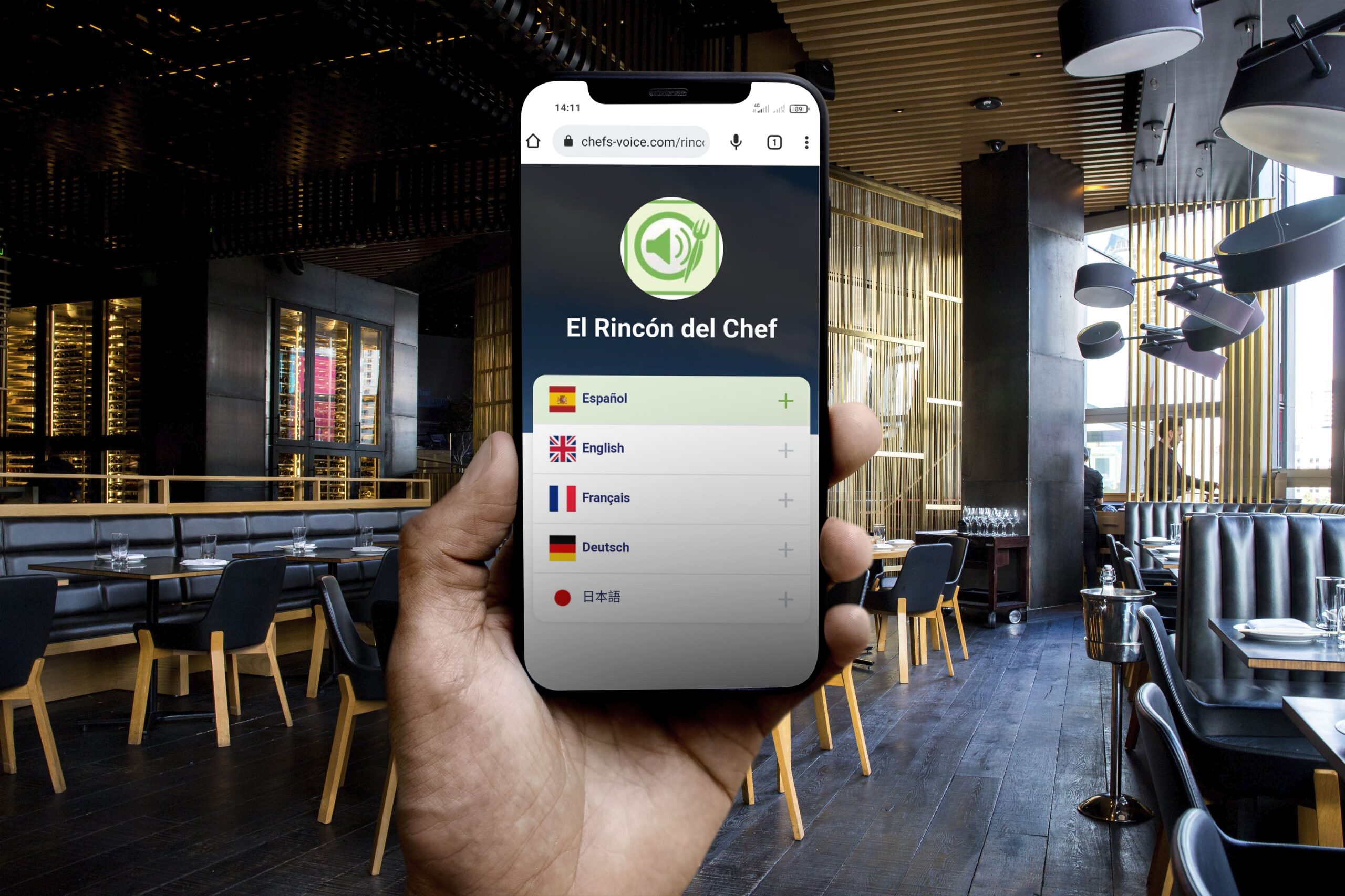 Imagen de una mano con un móvil con Chefs Voice en un restaurante