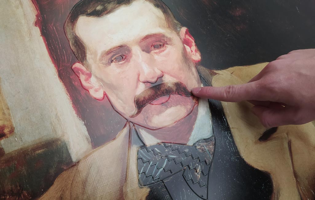 Imagen de una mano tocando los relieves del cuadro de Sorolla