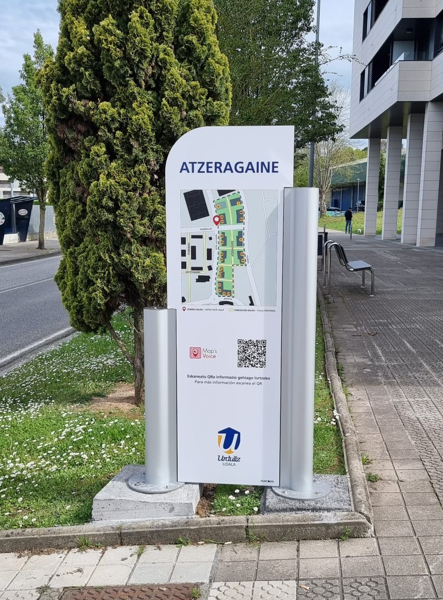 Imagen de un totem instalado en la calle con un plano y un QR