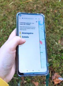 Imagen de un movil con el Map's Voice de Urduliz
