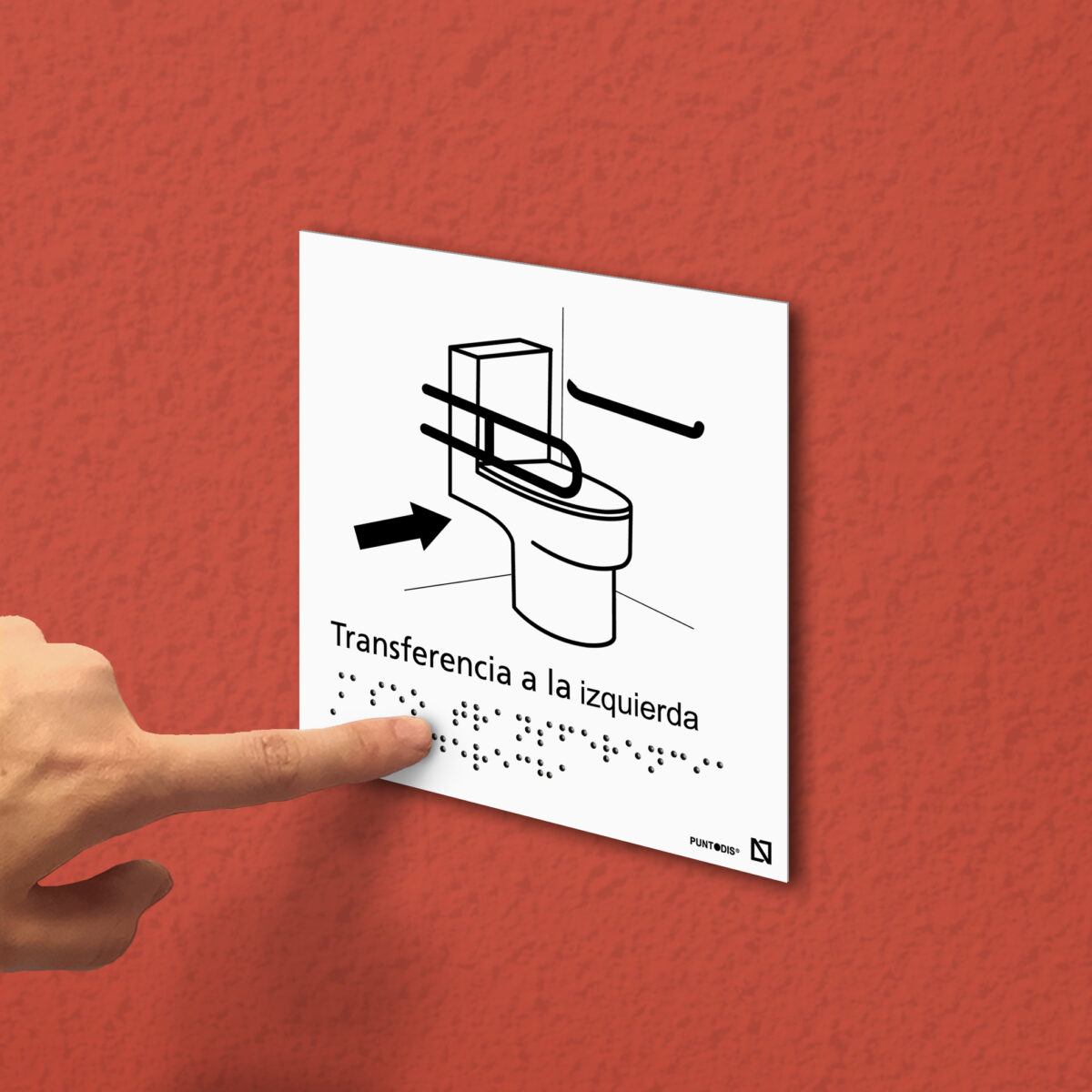 Ejemplo de colocación de la placa Aseo con transferencia a la izquierda en una pared