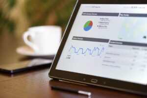 Imagen de una tablet con gráficos estadisticos en su pantalla