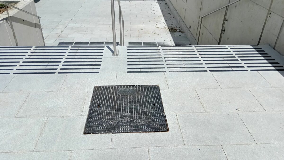 Aviso de escaleras en exterior