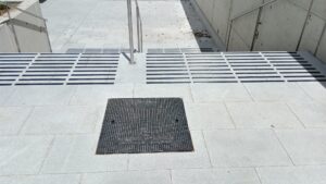 Aviso de escaleras en exterior